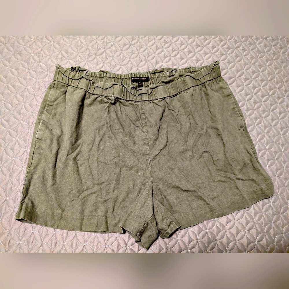 Banana Republic pull-on linen shorts
